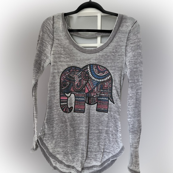 Almost Famous Tops - Grey Long Sleeve Elephant Top Size S‎